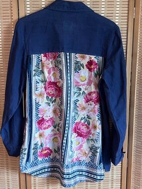 Kyla Seo Linen Floral Country
Boho Chic Top size  S - Navy Blue